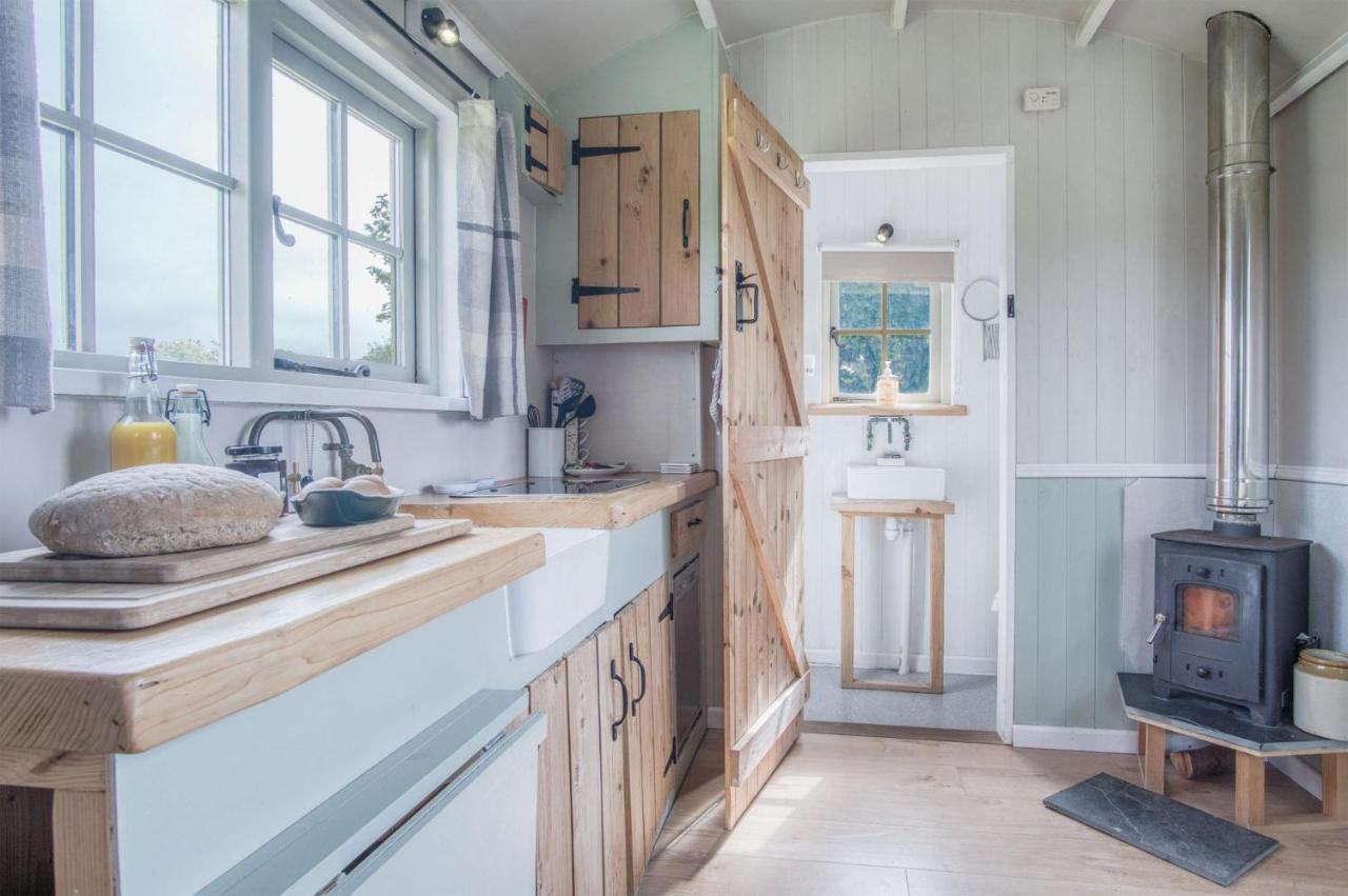Haven View - 1 Bedroom Shepherds Hut - St Ishmaels Saint Ishmaels  Экстерьер фото