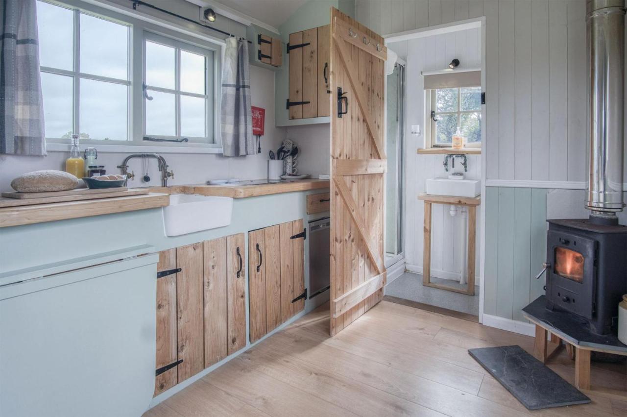 Haven View - 1 Bedroom Shepherds Hut - St Ishmaels Saint Ishmaels  Экстерьер фото
