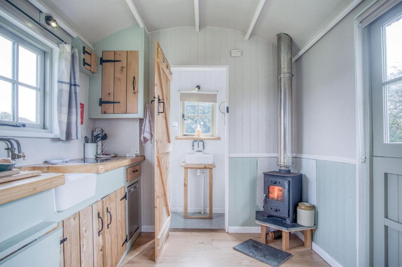 Haven View - 1 Bedroom Shepherds Hut - St Ishmaels Saint Ishmaels  Экстерьер фото