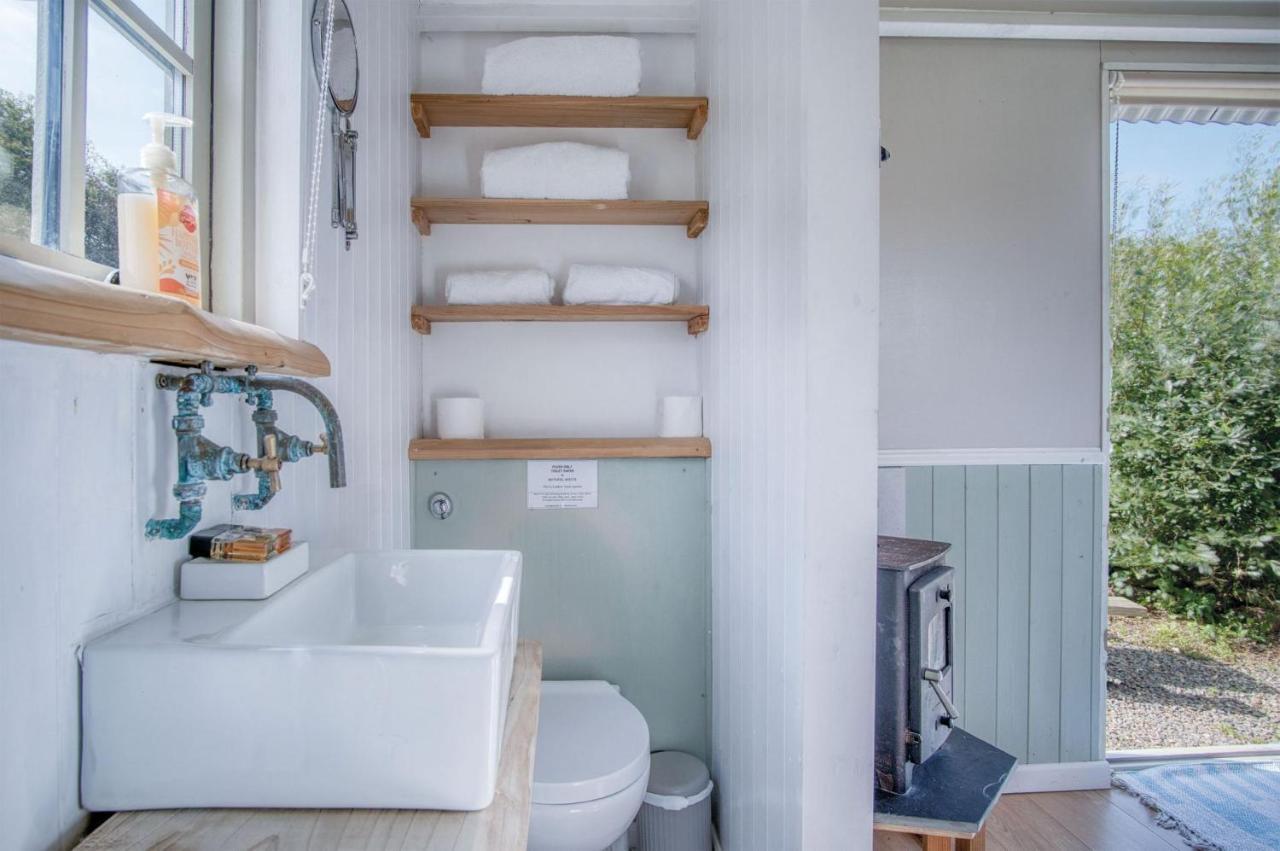Haven View - 1 Bedroom Shepherds Hut - St Ishmaels Saint Ishmaels  Экстерьер фото