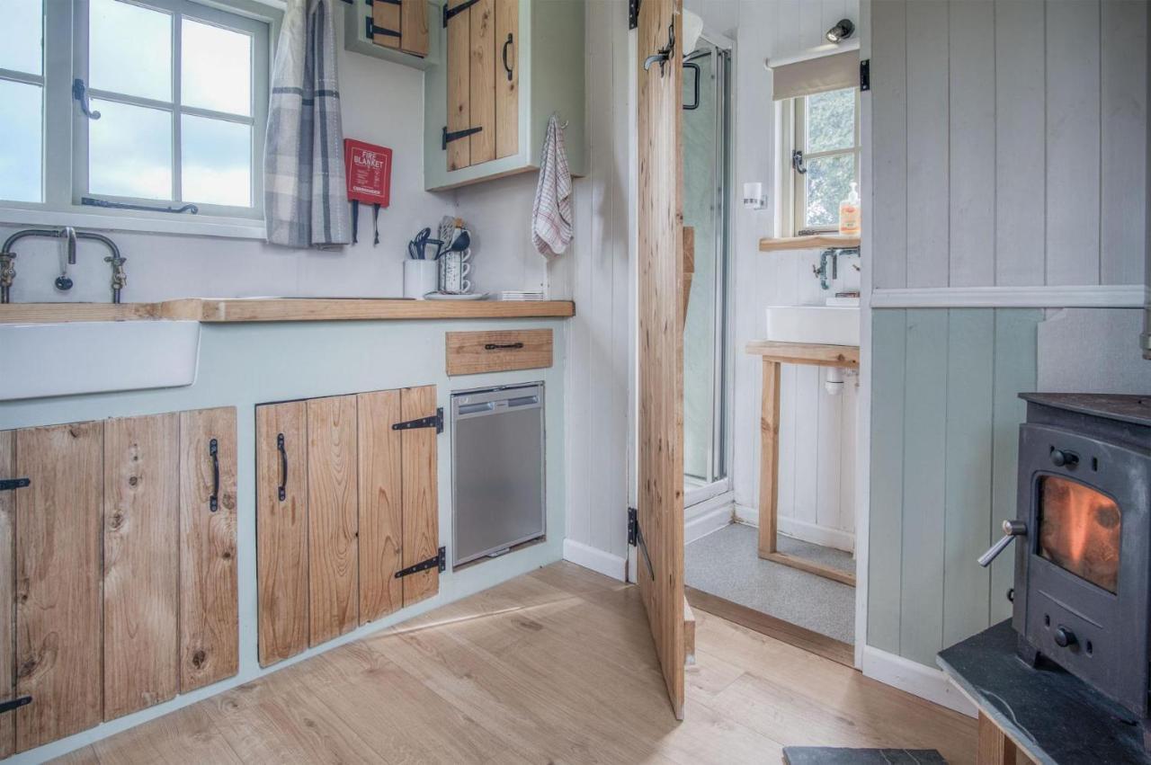 Haven View - 1 Bedroom Shepherds Hut - St Ishmaels Saint Ishmaels  Экстерьер фото