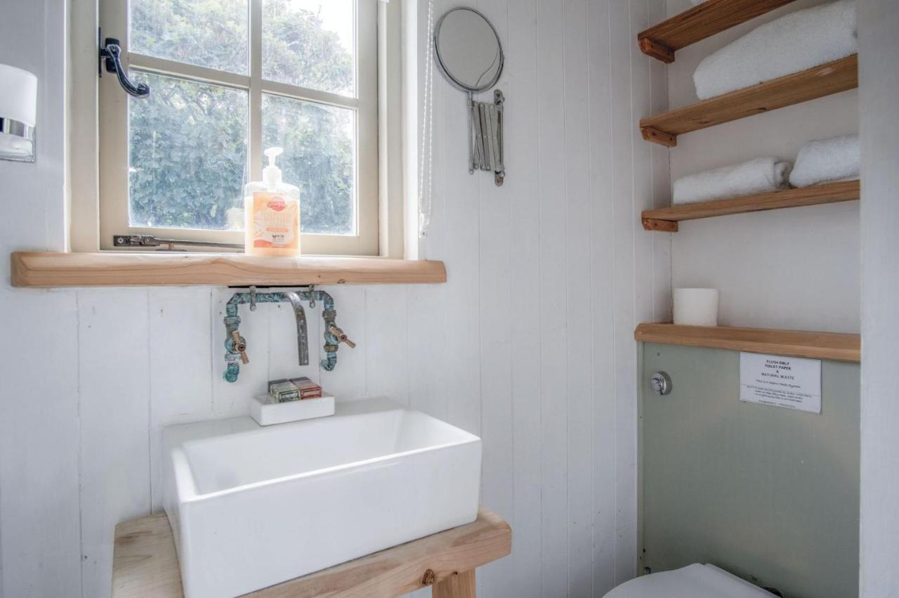 Haven View - 1 Bedroom Shepherds Hut - St Ishmaels Saint Ishmaels  Экстерьер фото